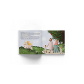 Open kinderboek met illustratie van familie bij moskee voor Barakah Oem Ayman Profeet Deel